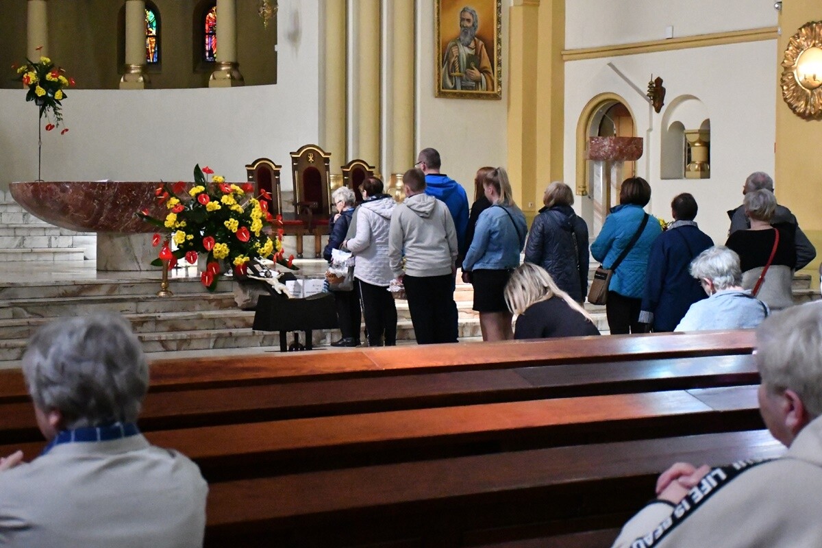 Rudzianie ze święconką odwiedzili kościoły. / fot. Jacek Knapik