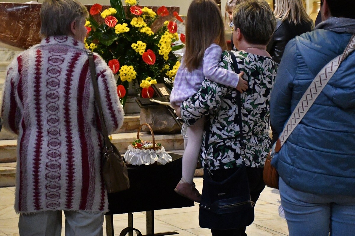 Rudzianie ze święconką odwiedzili kościoły. / fot. Jacek Knapik