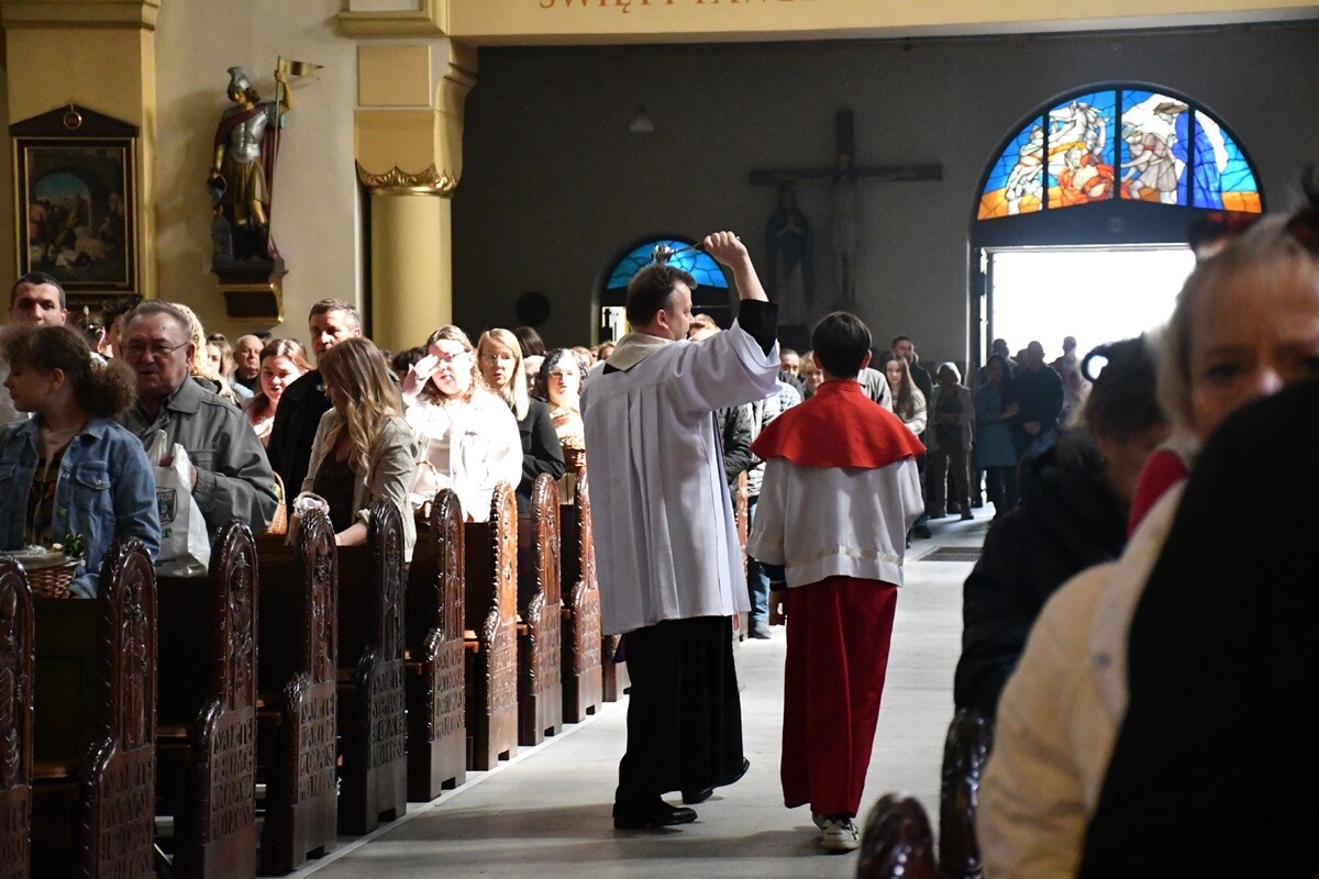 Rudzianie ze święconką odwiedzili kościoły. / fot. Jacek Knapik