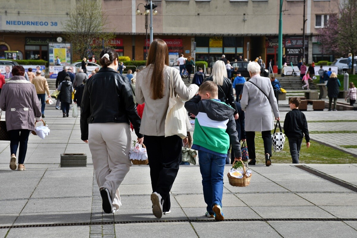 Rudzianie ze święconką odwiedzili kościoły. / fot. Jacek Knapik