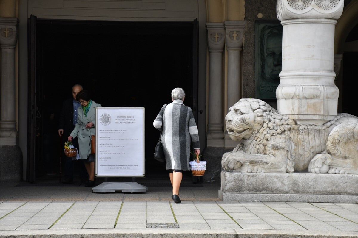 Rudzianie ze święconką odwiedzili kościoły. / fot. Jacek Knapik