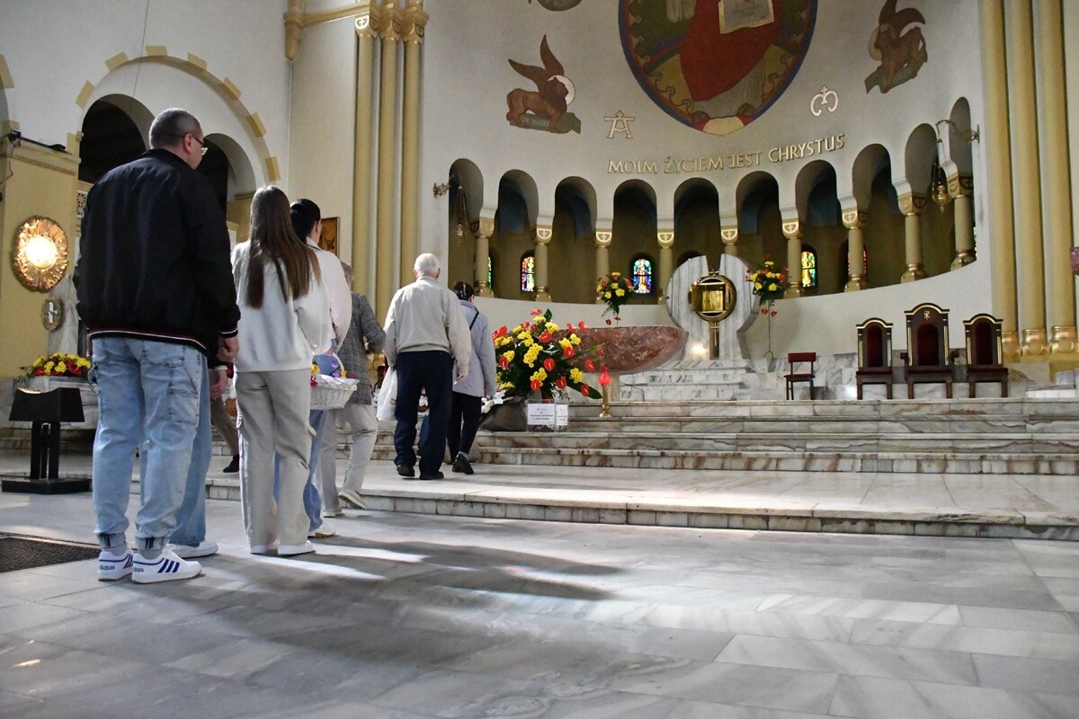 Rudzianie ze święconką odwiedzili kościoły. / fot. Jacek Knapik