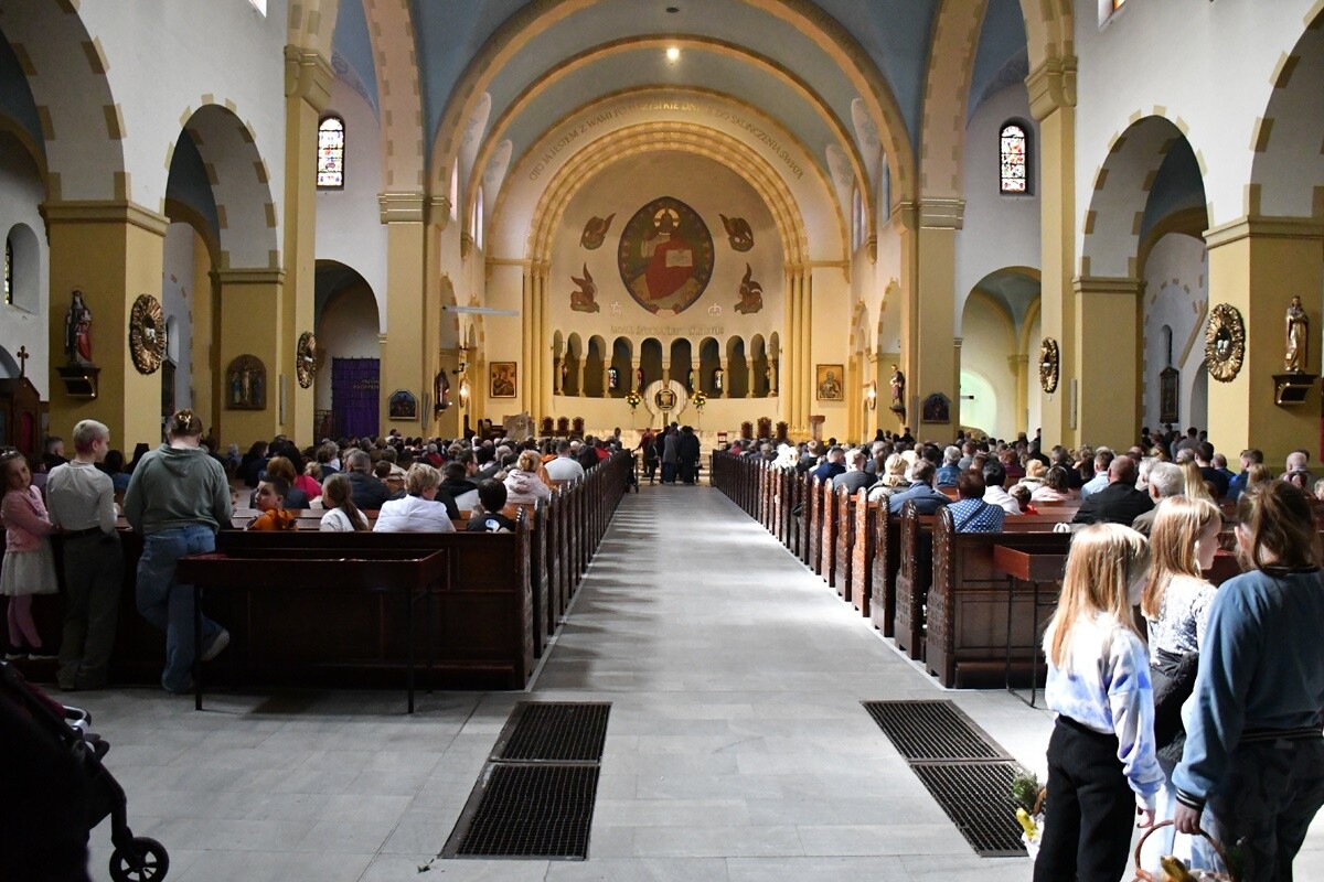 Rudzianie ze święconką odwiedzili kościoły. / fot. Jacek Knapik