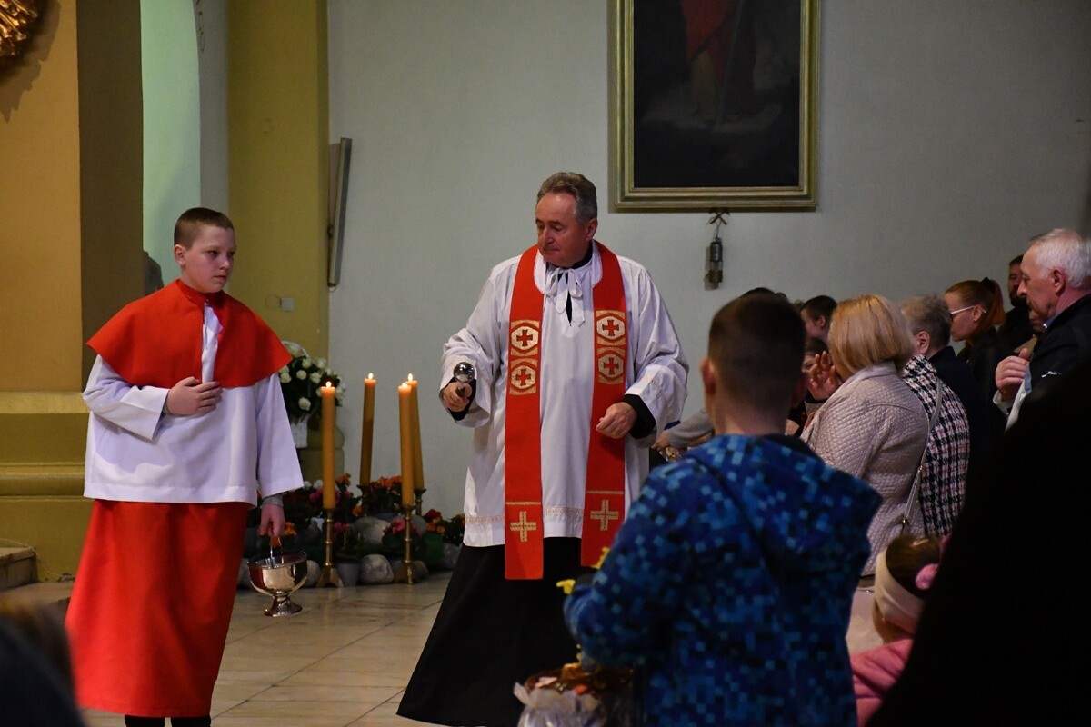 Rudzianie ze święconką odwiedzili kościoły. / fot. Jacek Knapik