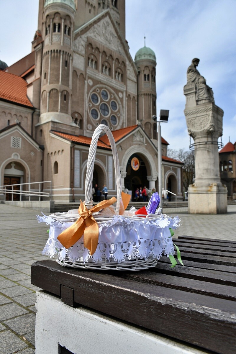 Rudzianie ze święconką odwiedzili kościoły. / fot. Jacek Knapik