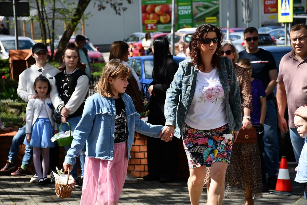 Od rana w Wielką Sobotę mieszkańcy Rudy Śląskiej odwiedzali kościoły, żeby pomodlić się przy symbolicznym grobie Jezusa, a także, żeby poświęcić pokarmy.