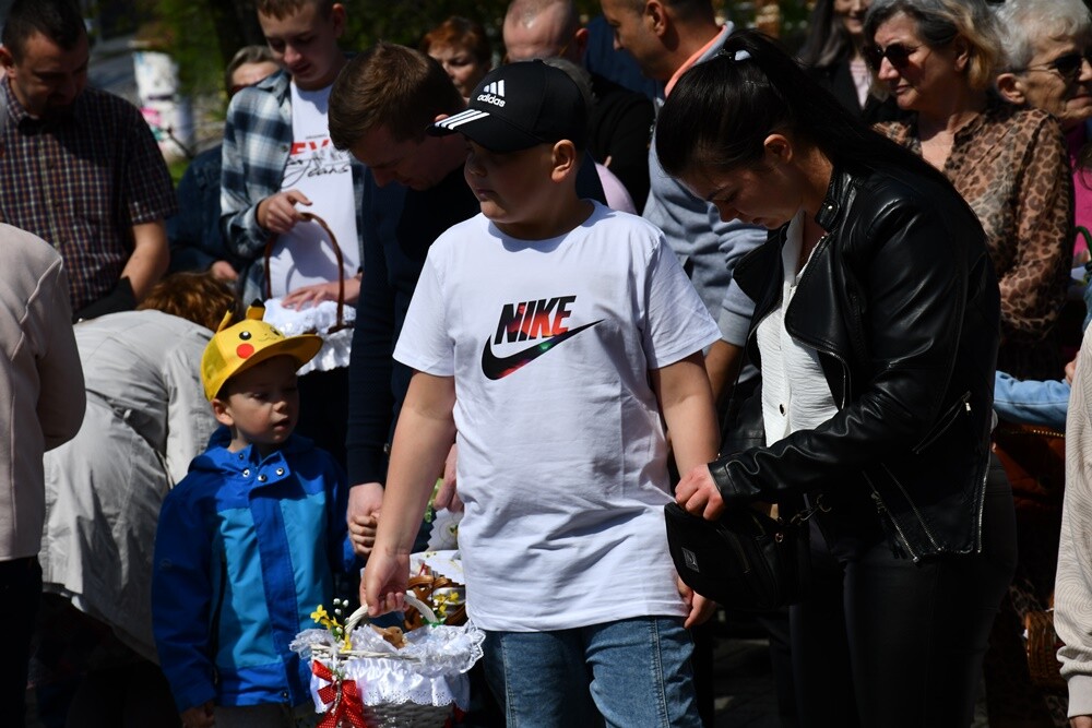 Od rana w Wielką Sobotę mieszkańcy Rudy Śląskiej odwiedzali kościoły, żeby pomodlić się przy symbolicznym grobie Jezusa, a także, żeby poświęcić pokarmy.