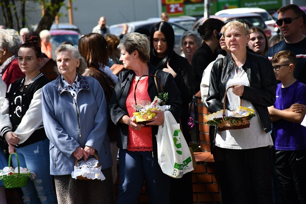 Od rana w Wielką Sobotę mieszkańcy Rudy Śląskiej odwiedzali kościoły, żeby pomodlić się przy symbolicznym grobie Jezusa, a także, żeby poświęcić pokarmy.