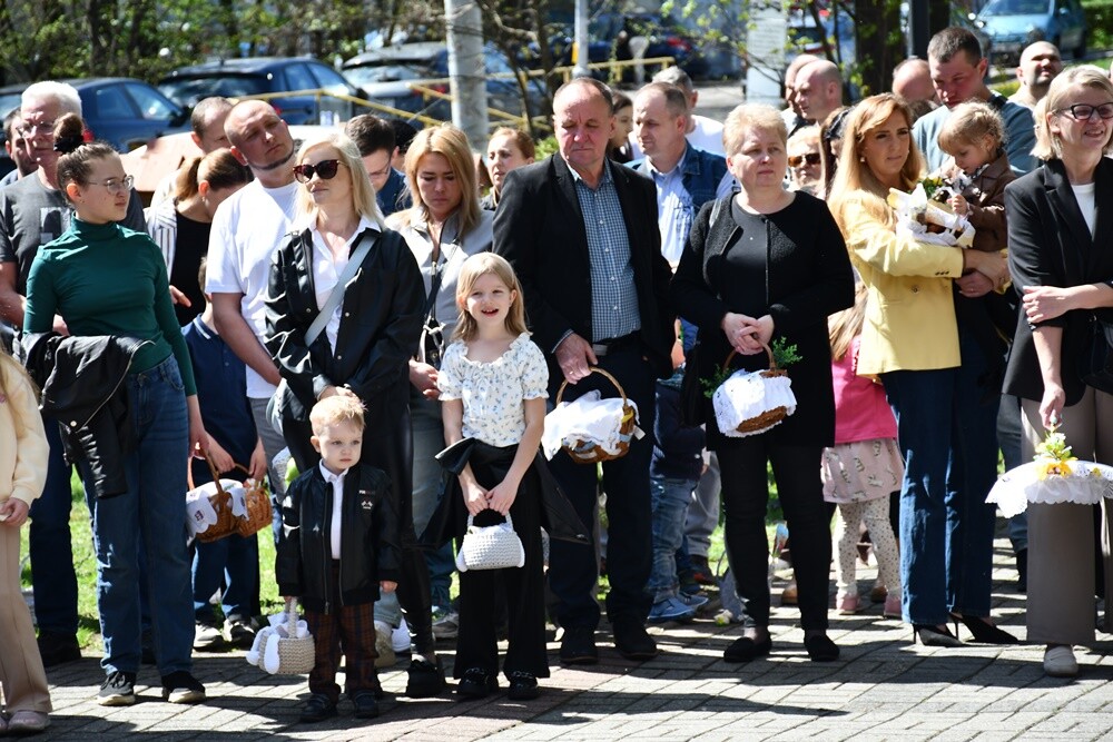 Od rana w Wielką Sobotę mieszkańcy Rudy Śląskiej odwiedzali kościoły, żeby pomodlić się przy symbolicznym grobie Jezusa, a także, żeby poświęcić pokarmy.