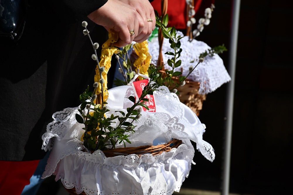 Od rana w Wielką Sobotę mieszkańcy Rudy Śląskiej odwiedzali kościoły, żeby pomodlić się przy symbolicznym grobie Jezusa, a także, żeby poświęcić pokarmy.