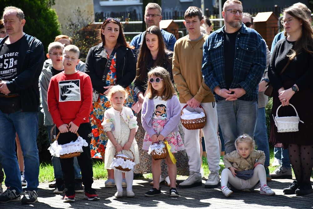Od rana w Wielką Sobotę mieszkańcy Rudy Śląskiej odwiedzali kościoły, żeby pomodlić się przy symbolicznym grobie Jezusa, a także, żeby poświęcić pokarmy.