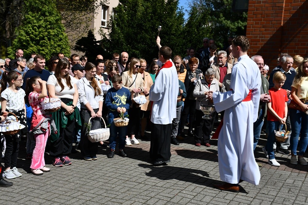 Od rana w Wielką Sobotę mieszkańcy Rudy Śląskiej odwiedzali kościoły, żeby pomodlić się przy symbolicznym grobie Jezusa, a także, żeby poświęcić pokarmy.