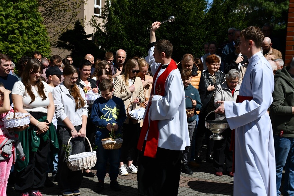 Od rana w Wielką Sobotę mieszkańcy Rudy Śląskiej odwiedzali kościoły, żeby pomodlić się przy symbolicznym grobie Jezusa, a także, żeby poświęcić pokarmy.