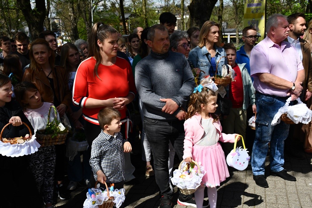 Od rana w Wielką Sobotę mieszkańcy Rudy Śląskiej odwiedzali kościoły, żeby pomodlić się przy symbolicznym grobie Jezusa, a także, żeby poświęcić pokarmy.