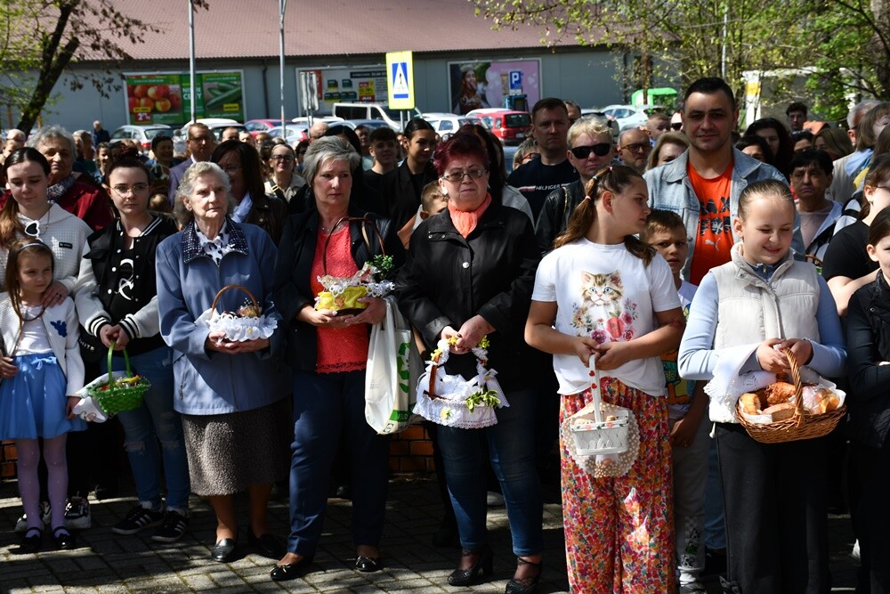 Od rana w Wielką Sobotę mieszkańcy Rudy Śląskiej odwiedzali kościoły, żeby pomodlić się przy symbolicznym grobie Jezusa, a także, żeby poświęcić pokarmy.