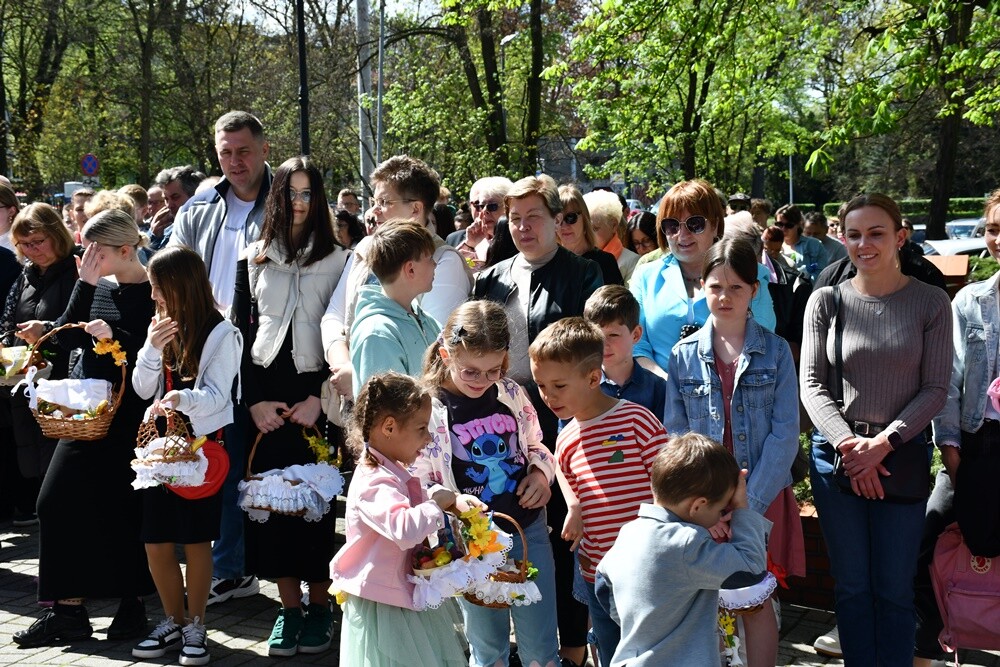Od rana w Wielką Sobotę mieszkańcy Rudy Śląskiej odwiedzali kościoły, żeby pomodlić się przy symbolicznym grobie Jezusa, a także, żeby poświęcić pokarmy.