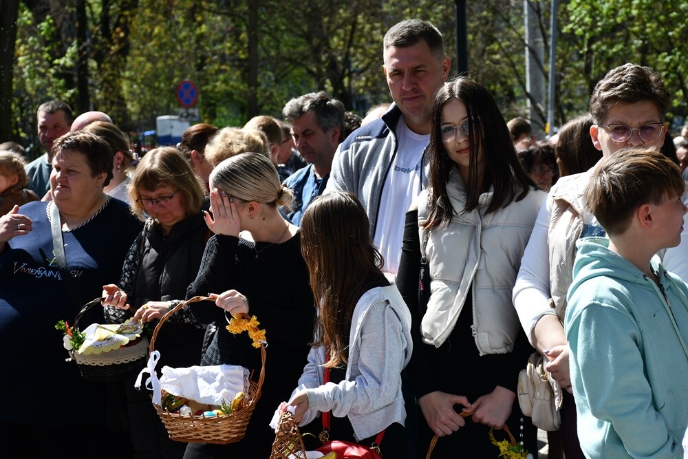 Od rana w Wielką Sobotę mieszkańcy Rudy Śląskiej odwiedzali kościoły, żeby pomodlić się przy symbolicznym grobie Jezusa, a także, żeby poświęcić pokarmy.