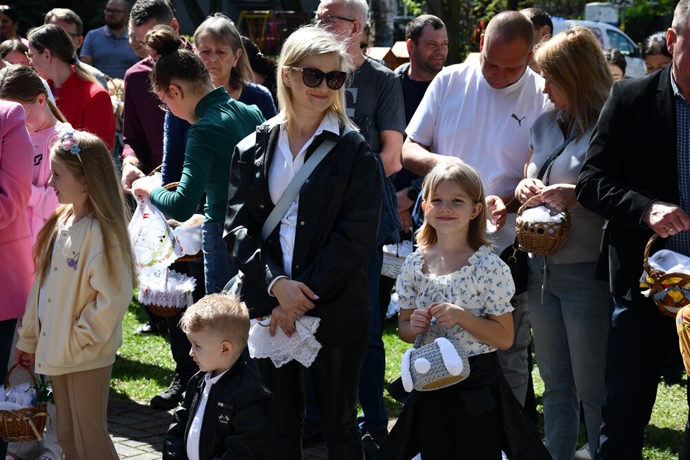 Od rana w Wielką Sobotę mieszkańcy Rudy Śląskiej odwiedzali kościoły, żeby pomodlić się przy symbolicznym grobie Jezusa, a także, żeby poświęcić pokarmy.