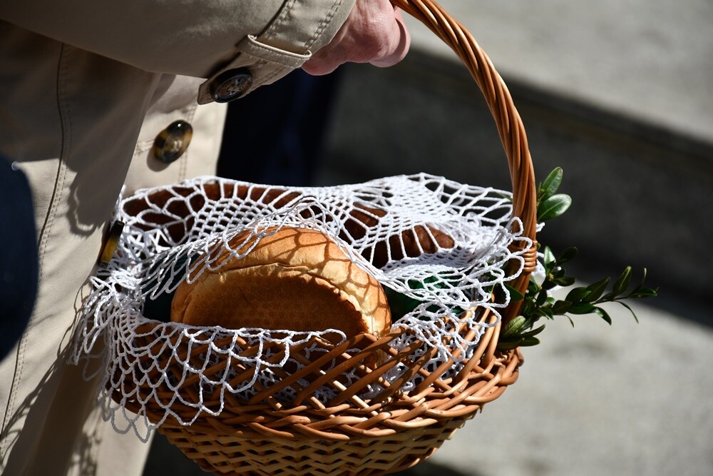 Od rana w Wielką Sobotę mieszkańcy Rudy Śląskiej odwiedzali kościoły, żeby pomodlić się przy symbolicznym grobie Jezusa, a także, żeby poświęcić pokarmy.