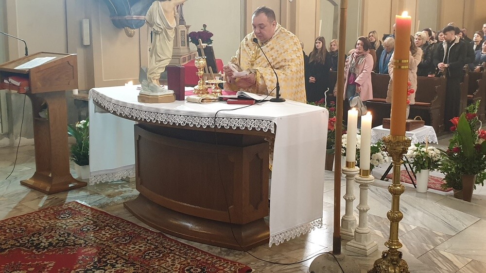W niedzielę wierni obrządków wschodnich - prawosławni i grekokatolicy - obchodzili Wielkanoc. W Rudzie Śląskiej w tym roku świętowało ją wyjątkowo dużo osób. Dlatego w salkach kościoła pw. Trójcy Przenajświętszej zorganizowano świąteczne śniadanie dla Ukraińców.

fot. Parafia pw. Trójcy Przenajświętszej