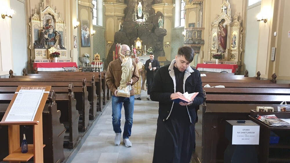 W niedzielę wierni obrządków wschodnich - prawosławni i grekokatolicy - obchodzili Wielkanoc. W Rudzie Śląskiej w tym roku świętowało ją wyjątkowo dużo osób. Dlatego w salkach kościoła pw. Trójcy Przenajświętszej zorganizowano świąteczne śniadanie dla Ukraińców.

fot. Parafia pw. Trójcy Przenajświętszej