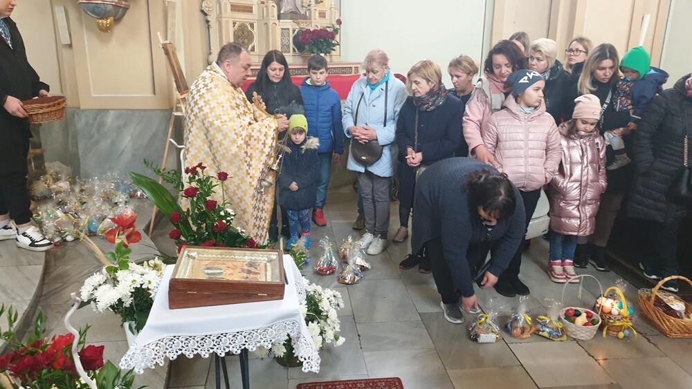 W niedzielę wierni obrządków wschodnich - prawosławni i grekokatolicy - obchodzili Wielkanoc. W Rudzie Śląskiej w tym roku świętowało ją wyjątkowo dużo osób. Dlatego w salkach kościoła pw. Trójcy Przenajświętszej zorganizowano świąteczne śniadanie dla Ukraińców.

fot. Parafia pw. Trójcy Przenajświętszej