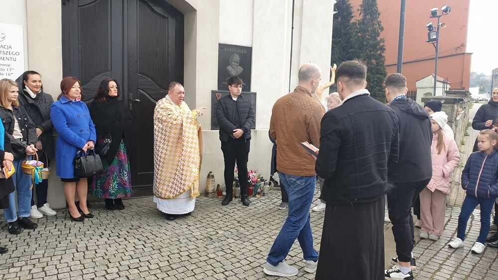 W niedzielę wierni obrządków wschodnich - prawosławni i grekokatolicy - obchodzili Wielkanoc. W Rudzie Śląskiej w tym roku świętowało ją wyjątkowo dużo osób. Dlatego w salkach kościoła pw. Trójcy Przenajświętszej zorganizowano świąteczne śniadanie dla Ukraińców.

fot. Parafia pw. Trójcy Przenajświętszej