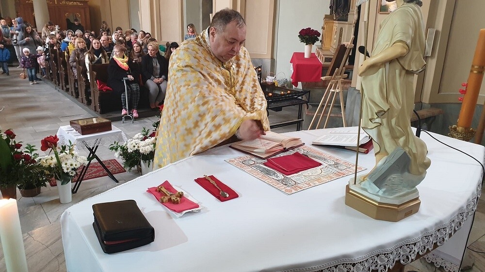 W niedzielę wierni obrządków wschodnich - prawosławni i grekokatolicy - obchodzili Wielkanoc. W Rudzie Śląskiej w tym roku świętowało ją wyjątkowo dużo osób. Dlatego w salkach kościoła pw. Trójcy Przenajświętszej zorganizowano świąteczne śniadanie dla Ukraińców.

fot. Parafia pw. Trójcy Przenajświętszej