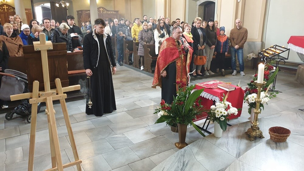 W niedzielę wierni obrządków wschodnich - prawosławni i grekokatolicy - obchodzili Wielkanoc. W Rudzie Śląskiej w tym roku świętowało ją wyjątkowo dużo osób. Dlatego w salkach kościoła pw. Trójcy Przenajświętszej zorganizowano świąteczne śniadanie dla Ukraińców.

fot. Parafia pw. Trójcy Przenajświętszej