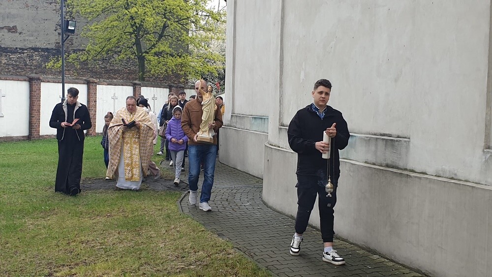 W niedzielę wierni obrządków wschodnich - prawosławni i grekokatolicy - obchodzili Wielkanoc. W Rudzie Śląskiej w tym roku świętowało ją wyjątkowo dużo osób. Dlatego w salkach kościoła pw. Trójcy Przenajświętszej zorganizowano świąteczne śniadanie dla Ukraińców.

fot. Parafia pw. Trójcy Przenajświętszej
