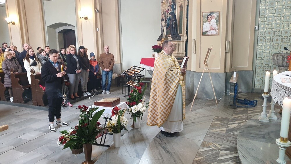 W niedzielę wierni obrządków wschodnich - prawosławni i grekokatolicy - obchodzili Wielkanoc. W Rudzie Śląskiej w tym roku świętowało ją wyjątkowo dużo osób. Dlatego w salkach kościoła pw. Trójcy Przenajświętszej zorganizowano świąteczne śniadanie dla Ukraińców.

fot. Parafia pw. Trójcy Przenajświętszej