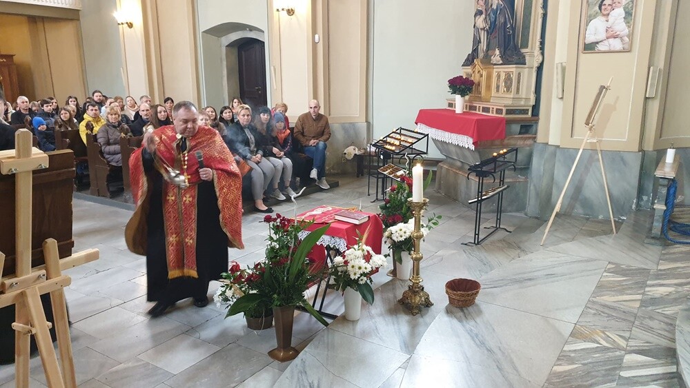 W niedzielę wierni obrządków wschodnich - prawosławni i grekokatolicy - obchodzili Wielkanoc. W Rudzie Śląskiej w tym roku świętowało ją wyjątkowo dużo osób. Dlatego w salkach kościoła pw. Trójcy Przenajświętszej zorganizowano świąteczne śniadanie dla Ukraińców.

fot. Parafia pw. Trójcy Przenajświętszej