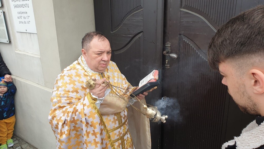 W niedzielę wierni obrządków wschodnich - prawosławni i grekokatolicy - obchodzili Wielkanoc. W Rudzie Śląskiej w tym roku świętowało ją wyjątkowo dużo osób. Dlatego w salkach kościoła pw. Trójcy Przenajświętszej zorganizowano świąteczne śniadanie dla Ukraińców.

fot. Parafia pw. Trójcy Przenajświętszej