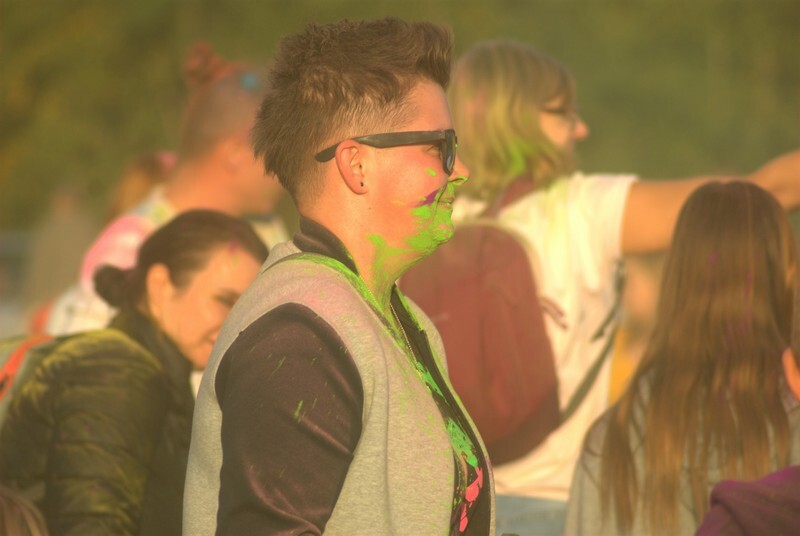 W niedzielę, 3 października, w Bykowinie zorganizowano jesienną odsłonę Święta Kolorów. Barwne wydarzenie niezmiennie przyciąga rzesze ludzi, którzy lubią się bawić, obsypując barwnym proszkiem przy dźwiękach muzyki. Tak było i  tym razem. Zobaczcie zdjęcia!