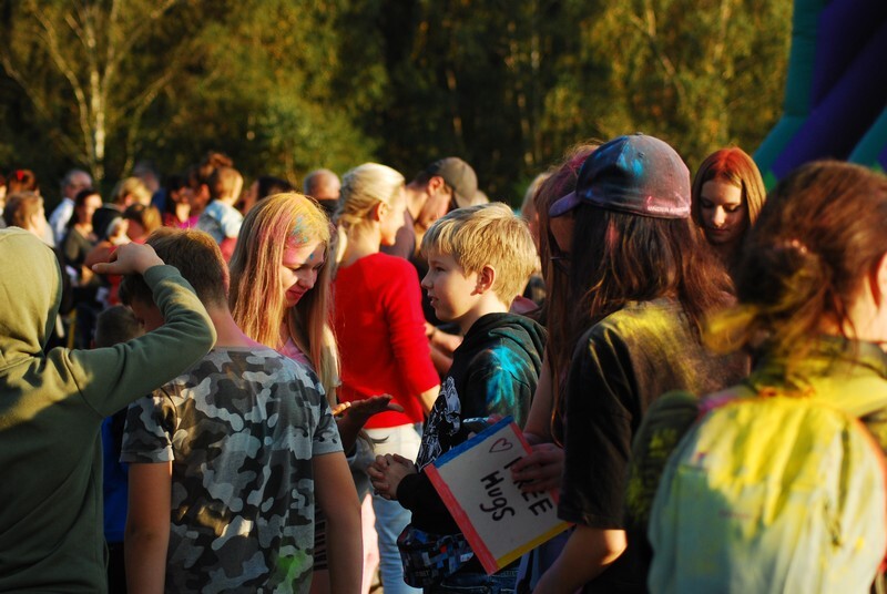 W niedzielę, 3 października, w Bykowinie zorganizowano jesienną odsłonę Święta Kolorów. Barwne wydarzenie niezmiennie przyciąga rzesze ludzi, którzy lubią się bawić, obsypując barwnym proszkiem przy dźwiękach muzyki. Tak było i  tym razem. Zobaczcie zdjęcia!
