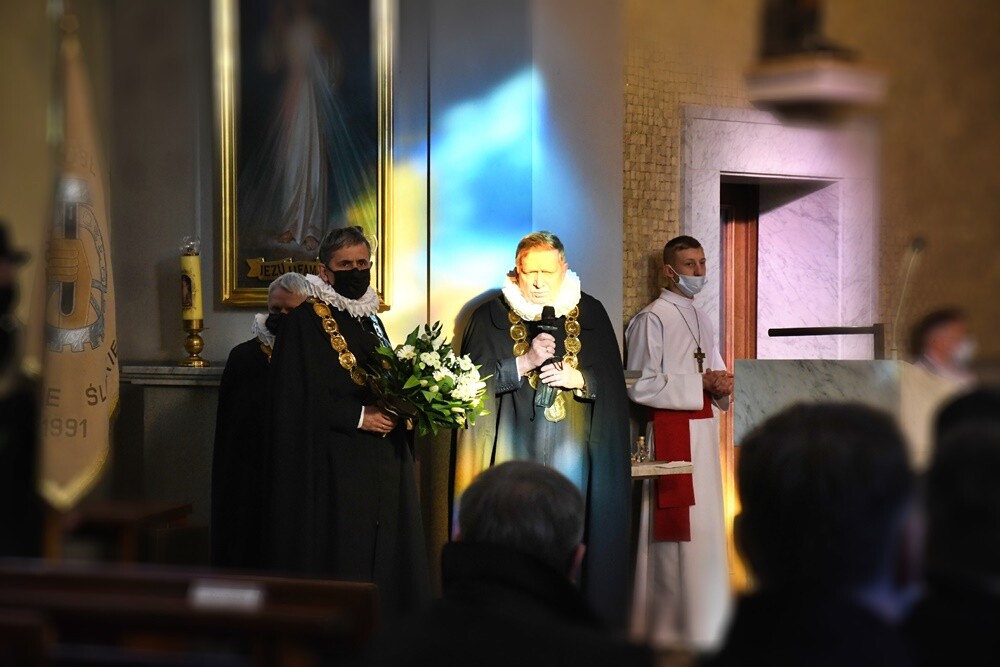 Rudzcy rzemieślnicy z 63 zakładów zrzeszonych w Cechu Rzemiosł i Przedsiębiorczości w Rudzie Śląskiej obchodzili wczoraj święto swoich patronów - św. Józefa i św. Klemensa oraz 63-lecie istnienia organizacji.

fot. Jacek Knapik