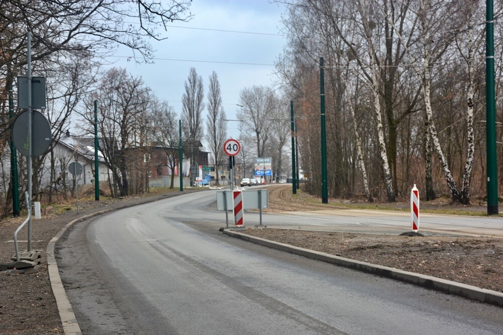 Od 2021 roku Spółka Tramwaje Śląskie S.A. prowadziła prace polegające na przebudowie infrastruktury tramwajowej wzdłuż ul. Droga do Lipin. Z tego powodu na drodze ustawiona została tymczasowa sygnalizacja świetlna. Wielu mieszkańców Rudy Śląskiej zastanawia się, kiedy prace w tym miejscu dobiegną końca. 

fot. Jacek Knapik
