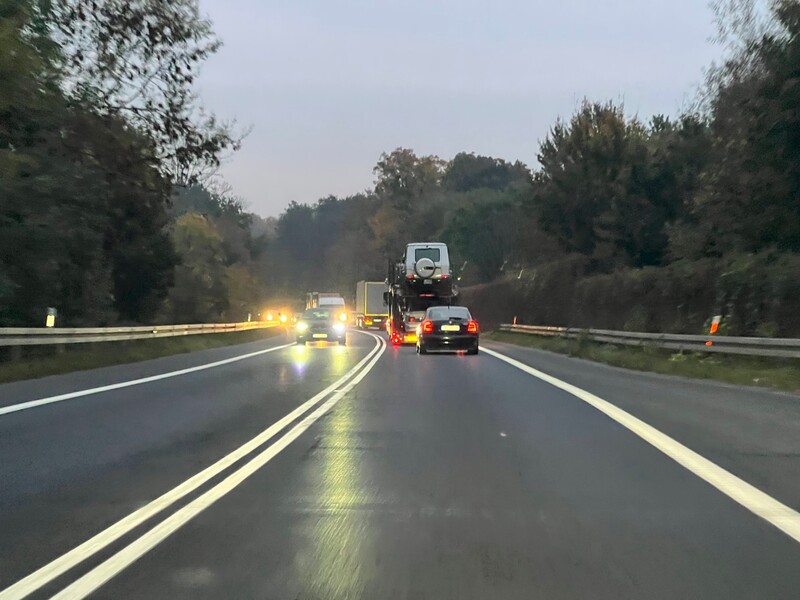 Szczyty komunikacyjne i niebezpieczna jazda "zderzak w zderzak"