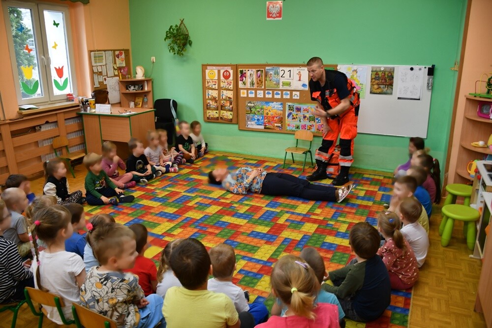 Do dzieci z Miejskiego Przedszkola nr 18 w Rudzie Śląskiej przyjechał dziś ratownik medyczny, który przeprowadził z nimi kompleksowe szkolenie z pierwszej pomocy.

fot. Jacek Knapik