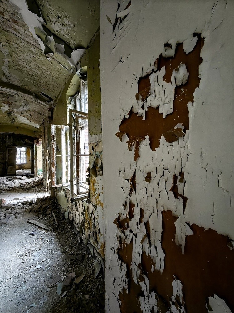 Opuszczony budynek szpitala w Wirku niszczeje. / fot. Paweł Józef Szleger