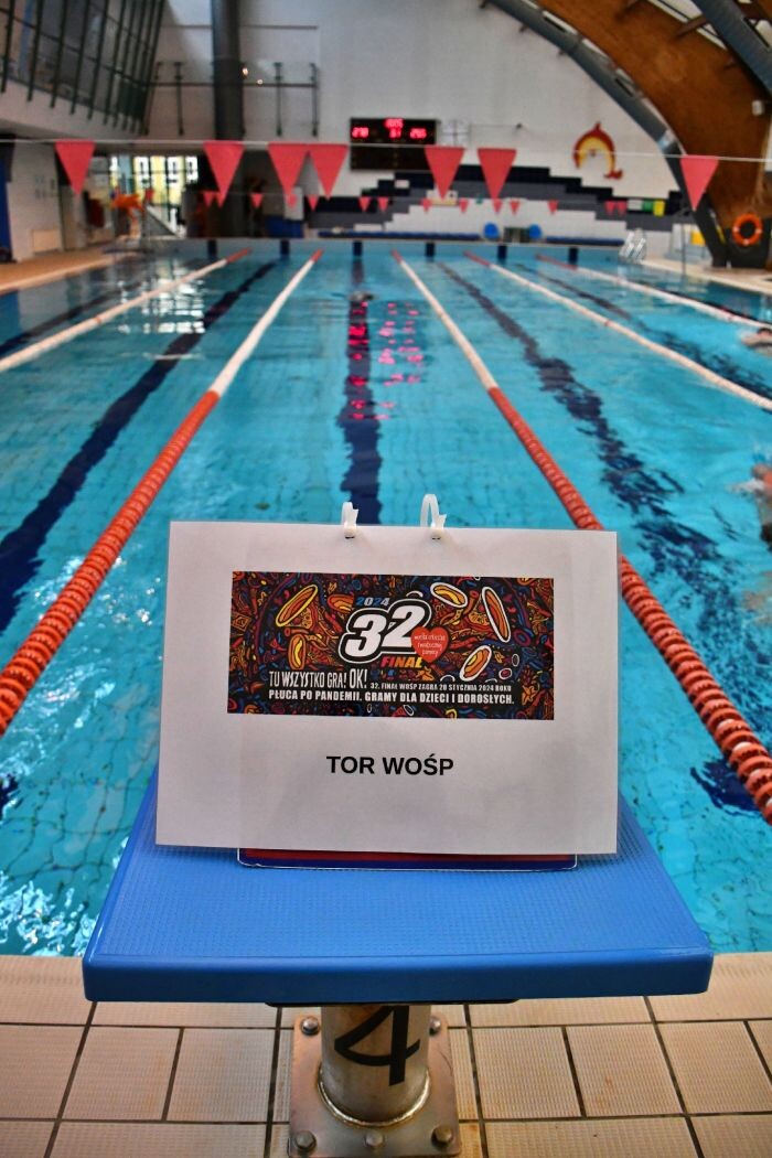 Sztafeta pływacka WOŚP. / fot. Jacek Knapik