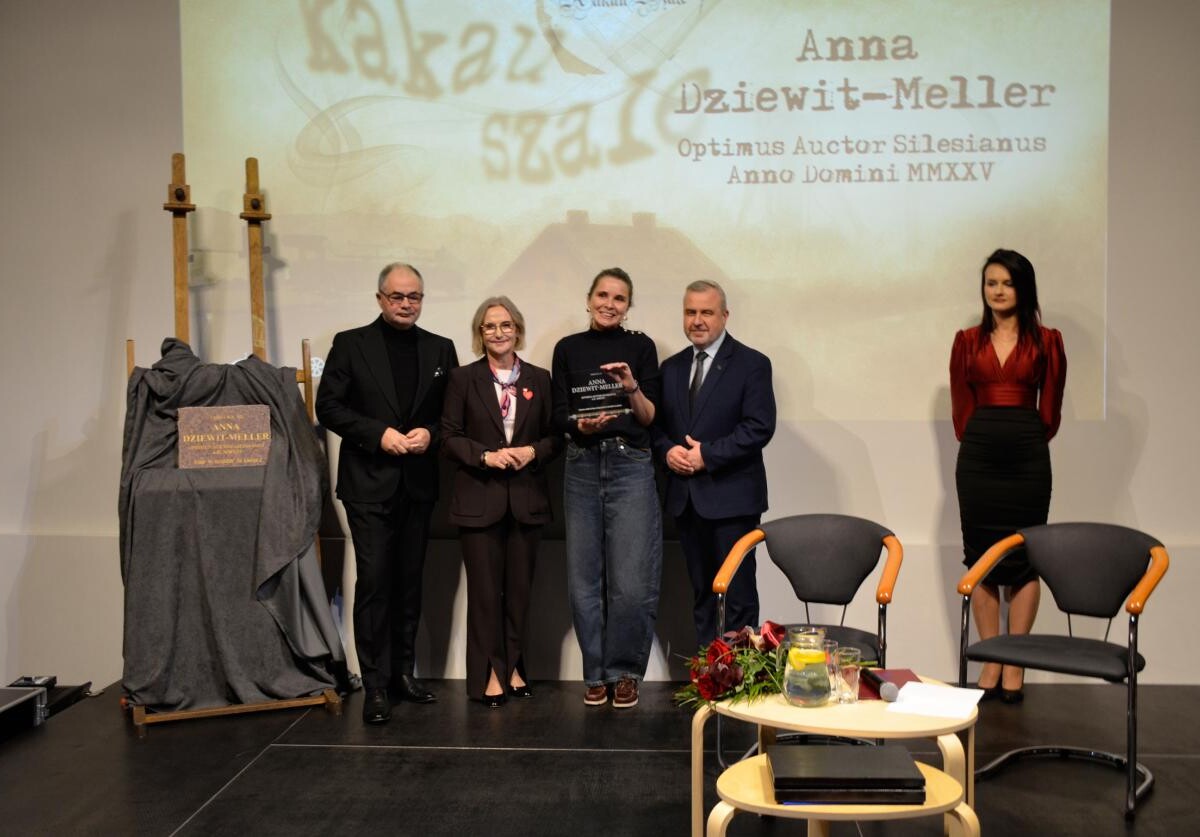 Anna Dziewit-Meller została laureatką honorowej nagrody „Tabulka” podczas Festu Literackiego „Kakauszale” w Rudzie Śląskiej / fot. MBP Ruda Śląska