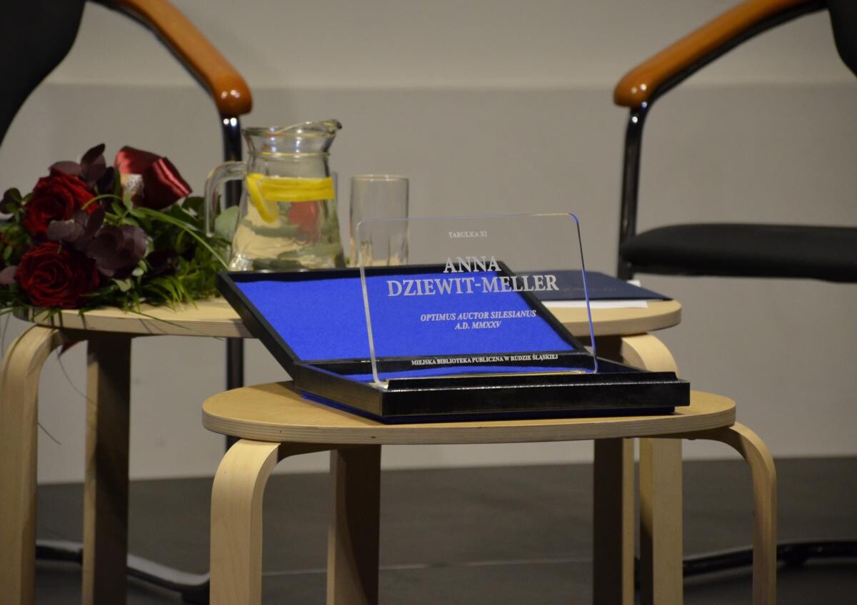 Anna Dziewit-Meller została laureatką honorowej nagrody „Tabulka” podczas Festu Literackiego „Kakauszale” w Rudzie Śląskiej / fot. MBP Ruda Śląska