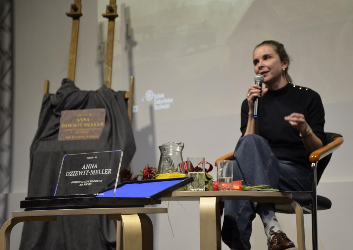 Anna Dziewit-Meller została laureatką honorowej nagrody „Tabulka” podczas Festu Literackiego „Kakauszale” w Rudzie Śląskiej / fot. MBP Ruda Śląska