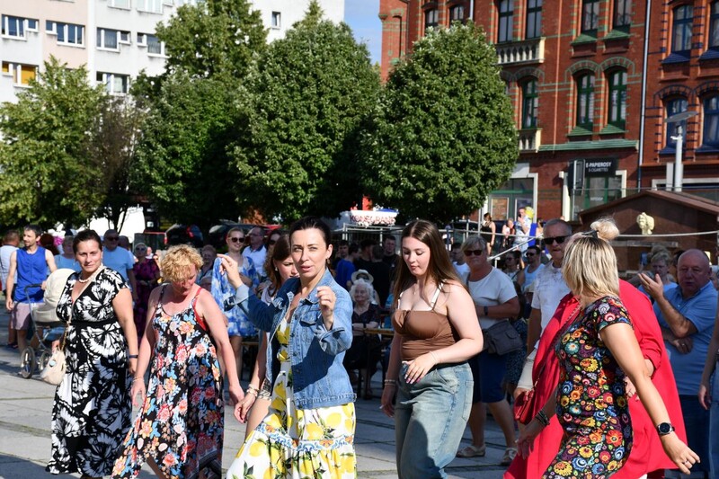 Taneczny początek wakacji! Za nami "Potańcówka jak dawniej bywało" na rudzkim rynku!