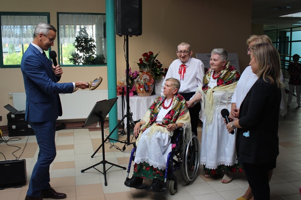 XVII Tydzień Godności Osób z Niepełnosprawnością rozpoczęty! Dzisiaj niepełnosprawni mieszkańcy Rudy Śląskiej otrzymali symboliczny klucz do bram miasta. Tegoroczne obchody święta niepełnosprawnych połączone zostały z jubileuszem 35-lecia działalności DPS "Senior".