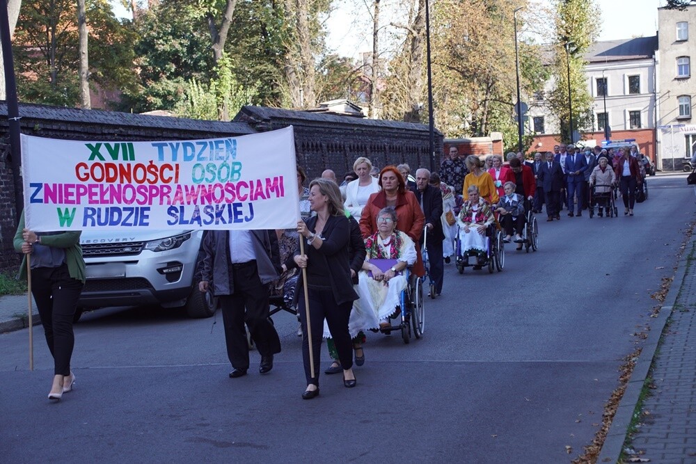 XVII Tydzień Godności Osób z Niepełnosprawnością rozpoczęty! Dzisiaj niepełnosprawni mieszkańcy Rudy Śląskiej otrzymali symboliczny klucz do bram miasta. Tegoroczne obchody święta niepełnosprawnych połączone zostały z jubileuszem 35-lecia działalności DPS "Senior".