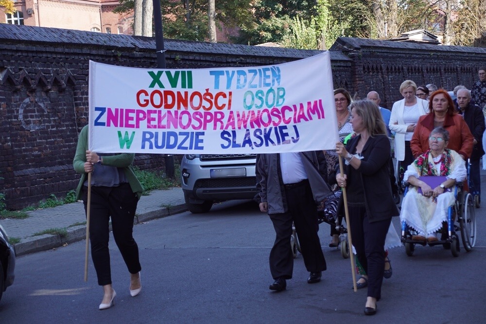 XVII Tydzień Godności Osób z Niepełnosprawnością rozpoczęty! Dzisiaj niepełnosprawni mieszkańcy Rudy Śląskiej otrzymali symboliczny klucz do bram miasta. Tegoroczne obchody święta niepełnosprawnych połączone zostały z jubileuszem 35-lecia działalności DPS "Senior".