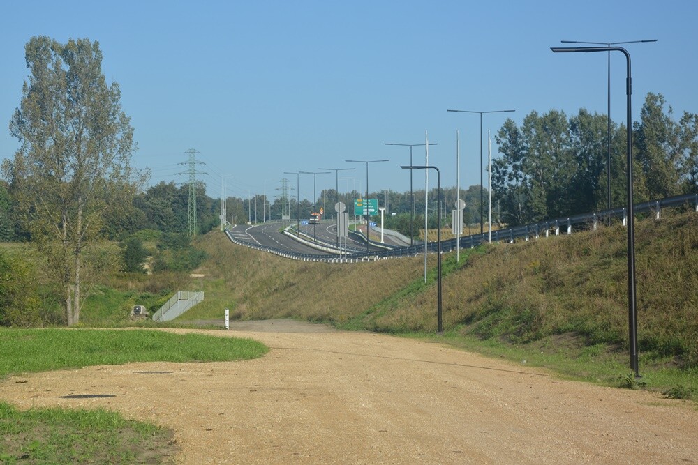 Jutro odbędzie się uroczyste otwarcie kolejnego odcinku trasy N-S. Obecnie na drodze trwają ostatnie prace porządkowe. fot. Jacek Knapik