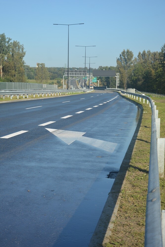 Jutro odbędzie się uroczyste otwarcie kolejnego odcinku trasy N-S. Obecnie na drodze trwają ostatnie prace porządkowe. fot. Jacek Knapik